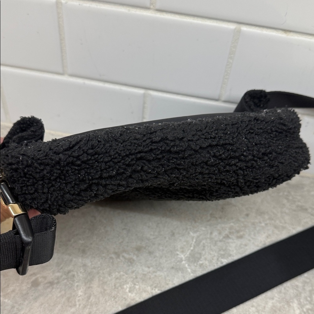 lululemon athletica Black Textured Crossbody Bag. Great condition - Picture 5 of 6